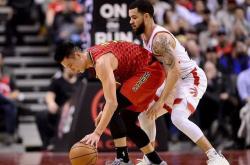 1xBit体育官网-老鹰主将打出高效进攻，领队调整提高队伍士气的简单介绍