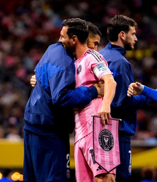 足球赛场上一场激烈对决，实力悬殊引发热议的简单介绍