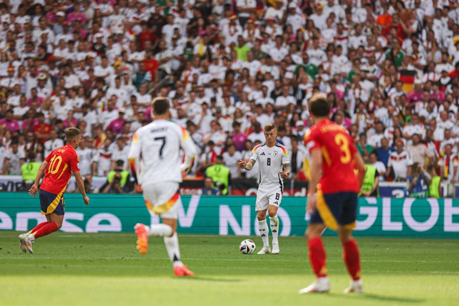 欧洲豪强对决,场上精彩表现引发赞叹 欧洲豪强对决,场上精彩表现引发赞叹