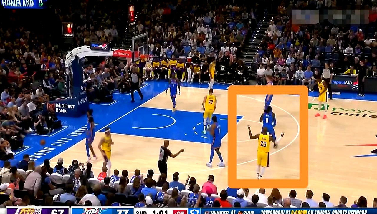 篮球比赛场面紧张,球队与对手激战 篮球比赛场面紧张,球队与对手激战