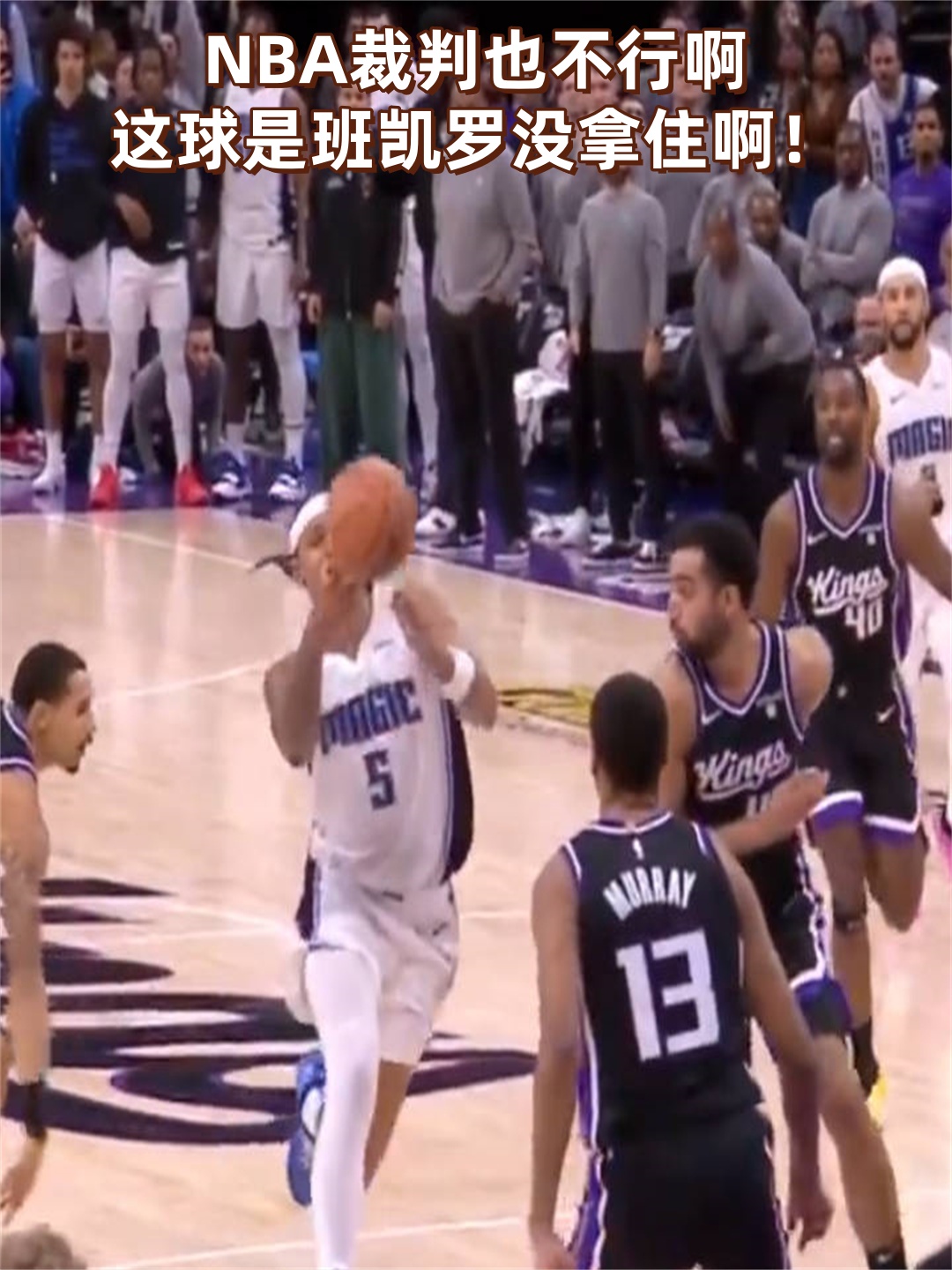 篮球比赛场面紧张,球队与对手激战 篮球比赛场面紧张,球队与对手激战