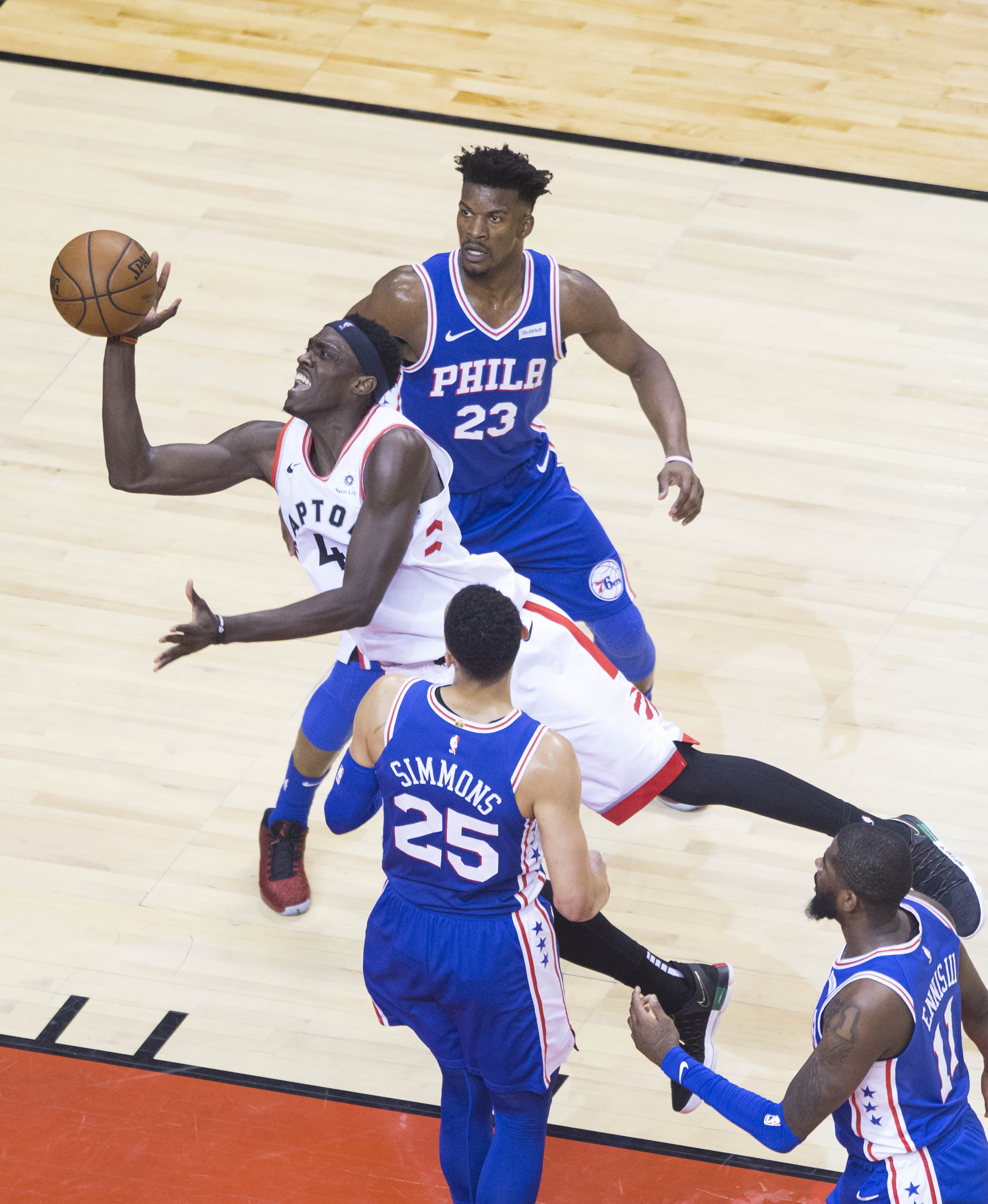 关于猛龙击败76人，马斯特和帕特森发挥出色的信息