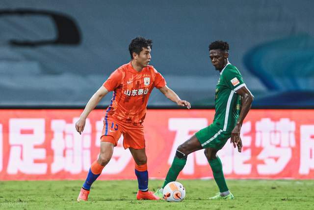 豪门困境，卫冕冠军险胜晋级