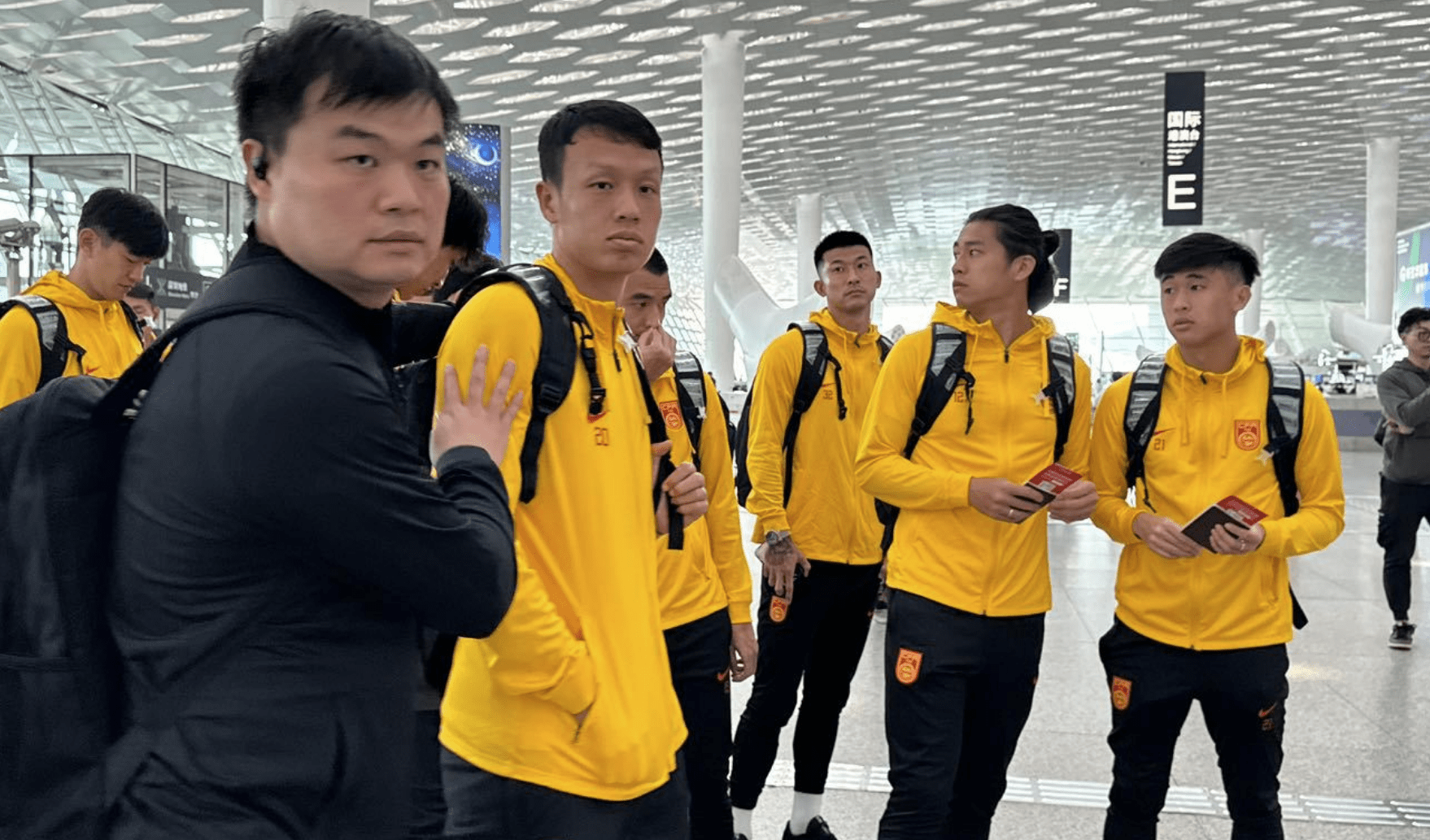 猛犬大获全胜，赢得球迷喝彩