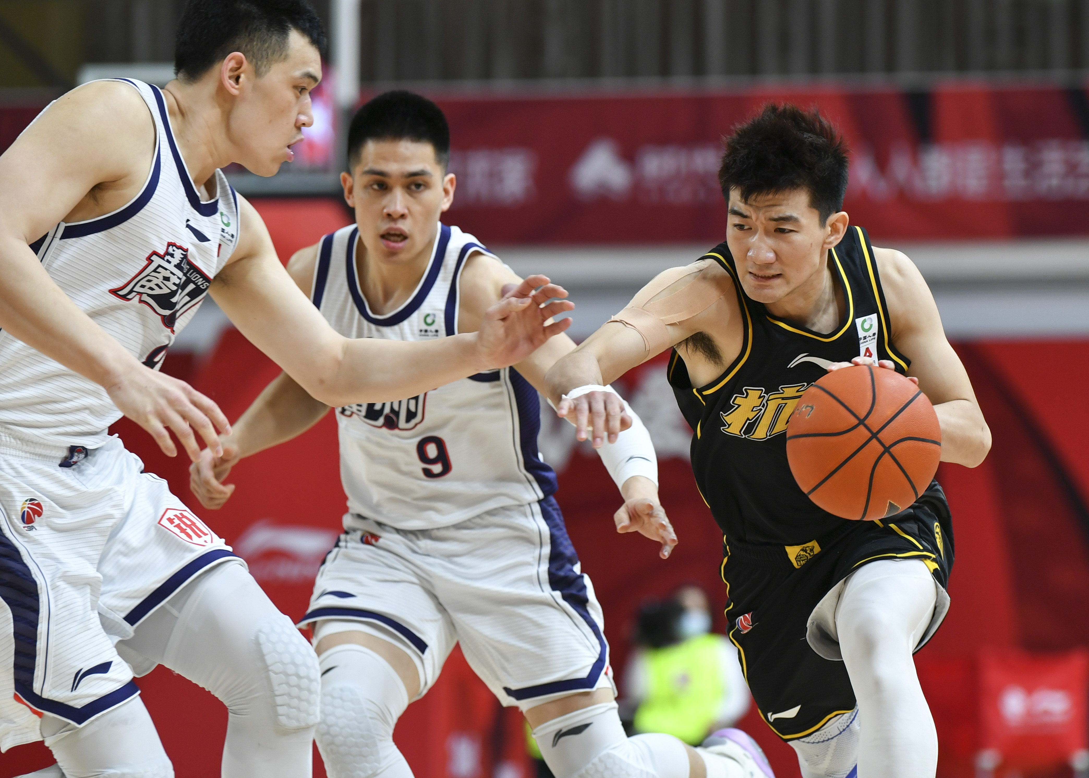 足球对决，每一秒都充满悬念