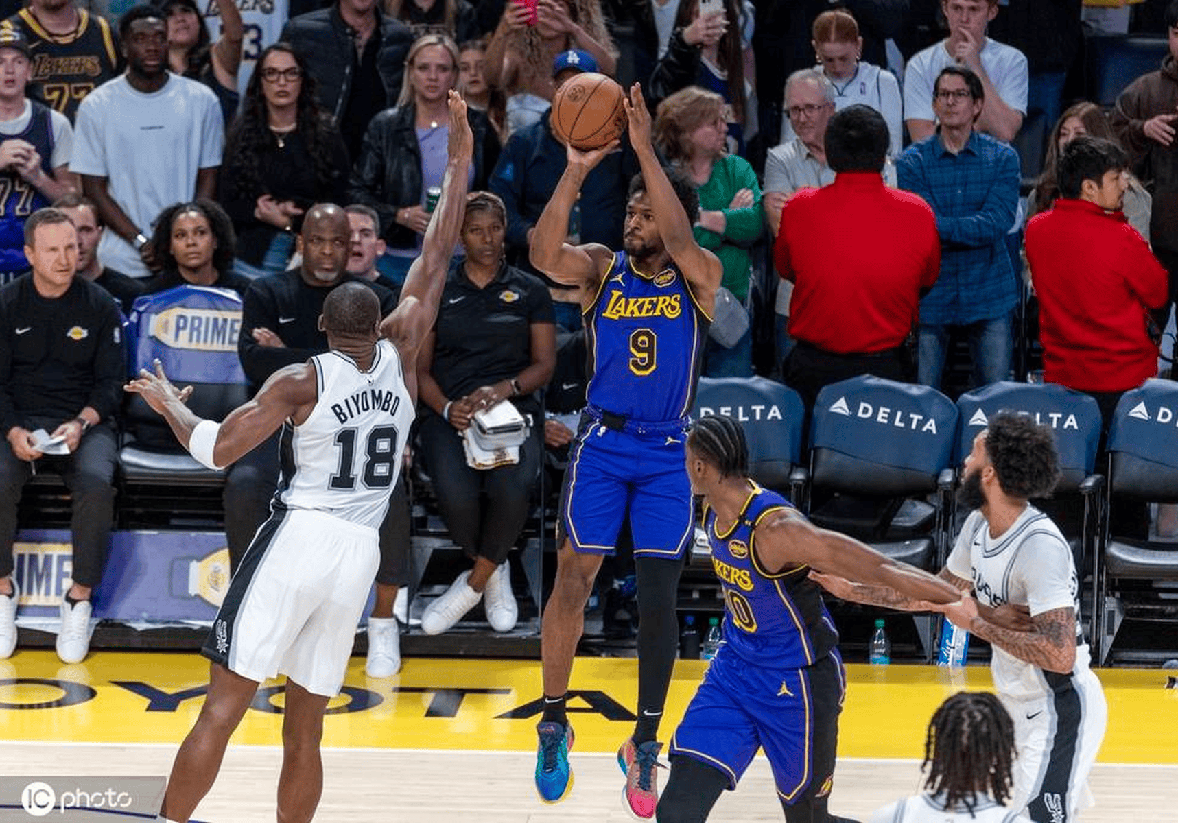 湖人主场逆转马刺,完成惊险复仇 湖人主场逆转马刺,完成惊险复仇