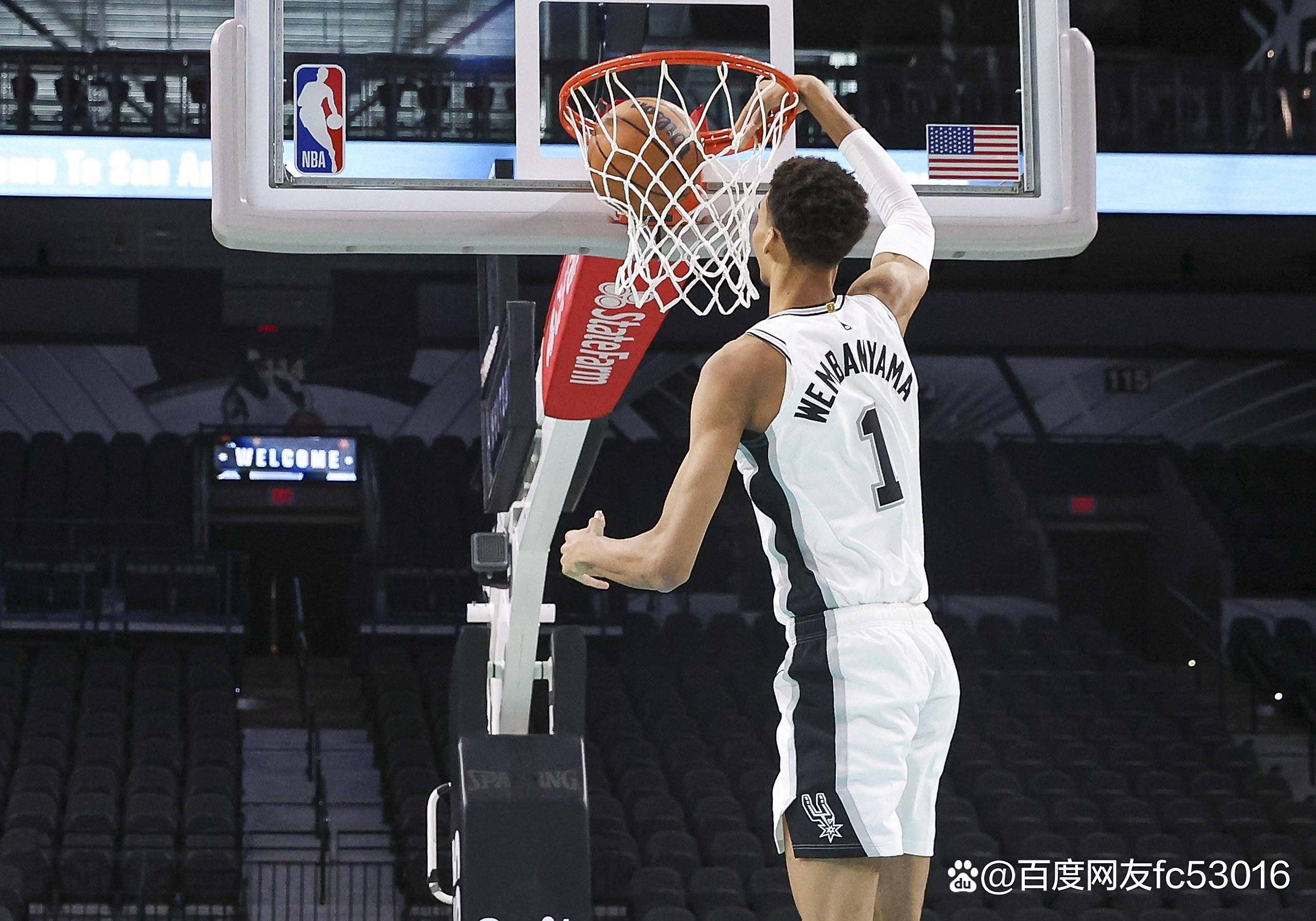 湖人主场逆转马刺,完成惊险复仇 湖人主场逆转马刺,完成惊险复仇